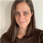 Neo laureata con dottorato di ricerca in biotecnologie, impartisce lezioni di biologia e materie affini online o in presenza